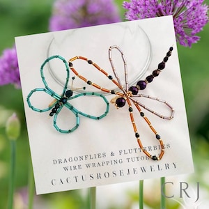 Op de afbeelding: Twee draadgewikkelde sieraden van kralen, een libellen en een vlinder. De libel is oranje, paars en zilver. De vlinder is turquoise en zwart. De tekst luidt "Dragonflies & Flutterbies Wire Wrapping Tutorial Cactusrose Jewelry CRJ".