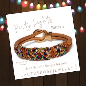 Può includere: Un modello di braccialetto con perline chiamato "Party Lights" con un cinturino in pelle marrone e una chiusura dorata. Il modello è per un "Boot Scootin Boogie Bracelet" di CactusRoseJewelry.
