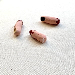Set von 3 Miniatur Clay Bloody Fingers, Fee Garten Accessoire, winzige Kreatur für Terrarium, Halloween Pflanzendekor