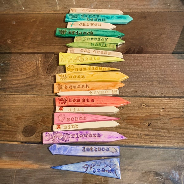 Juego de 3 marcadores de arcilla personalizados para plantas, pintados a mano, marcadores de hierbas, etiquetas de plantas arcoíris, marcadores de jardín de cerámica, juego de marcadores de jardín
