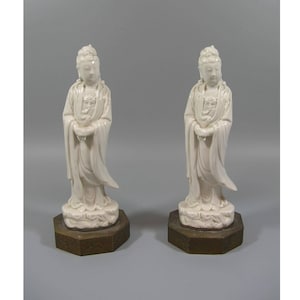 Duas antigas figuras de porcelana chinesa Blanc de Chine Dehua de Guanyin em pé (Kwan Yin)