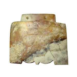 Puede incluir: Un colgante de jade con un diseño tallado de líneas en espiral. El colgante es de color marrón claro con una textura rugosa. Tiene dos agujeros en la parte superior para encordar.