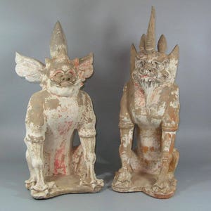 Conjunto extremamente raro de dois grandes espíritos terrestres de terracota da Dinastia Tang