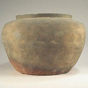Um raro frasco de protoporcelana impresso em tecido chinês antigo