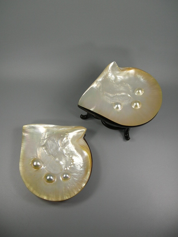 堅木スタンドに置かれた中国産天然真珠貝（トレイ）2個 - Etsy 日本