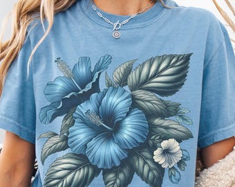 Camiseta Comfort Colors con flores de hibisco y flores tropicales en azul, camiseta Comfortcolors.