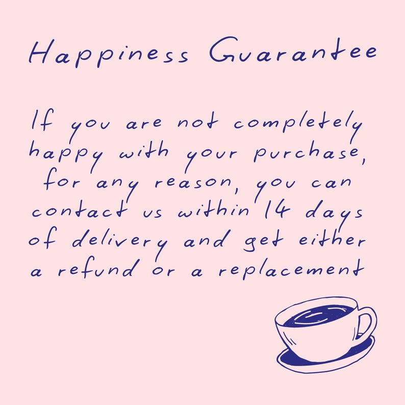 Puede incluir: Fondo rosa claro con texto manuscrito azul oscuro que dice "Garant&iacute;a de felicidad". El texto detalla los t&eacute;rminos de devoluci&oacute;n y reemplazo. Una peque&ntilde;a ilustraci&oacute;n de una taza de caf&eacute; est&aacute; en la parte inferior.