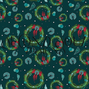 Könnte beinhalten: Ein nahtloses Muster mit grünen Kränzen mit roten Schleifen, weißen Punkten und blauen und grünen Ornamenten auf einem dunkelblauen Hintergrund. Der Text "Second Soul Designs" ist mittig im Muster platziert.