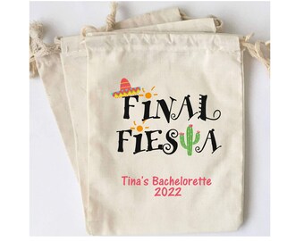 Puede incluir: Conjunto de tres bolsas de algodón blanco con cordón de ajuste con un gráfico en blanco y negro que dice "Final Fiesta" con un sombrero, un sol y un cactus. Las bolsas también tienen el texto "Tina's Bachelorette 2022" en rosa.