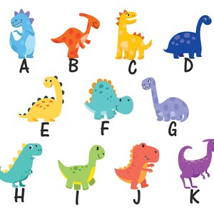 Puede incluir: Un gr&aacute;fico de alfabeto colorido con 10 dinosaurios diferentes, cada uno con una letra del alfabeto. Los dinosaurios son de varios colores, incluyendo azul, naranja, amarillo, verde y morado.