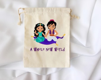 Puede incluir: Una bolsa de algodón blanco con cordón de ajuste, impresa con una imagen de Aladdin y Jasmine en una alfombra mágica. El texto "A Whole New World" está impreso debajo de la imagen.