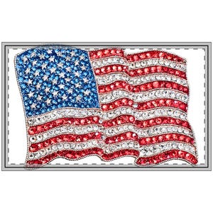 Könnte beinhalten: Funkelnde Brosche in Form der amerikanischen Flagge. Das Flaggen-Design zeigt rote und weiße Streifen sowie ein blaues Feld mit weißen Sternen, alles aus glitzernden Strasssteinen. Die Brosche ist mit einem silbernen Rahmen eingefasst.