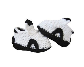 Crochet Baby Boy Girl Shoes, White Black Baby Sneakers, Baby Booties, Baby Shower Gift