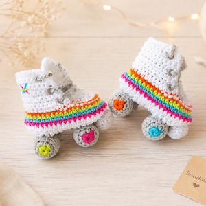 Virkade regnbågsfärgade baby rullskridskoskor, skridskoskor, babysåningsgåva