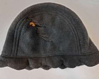 Scalloped Edge Fleece Bucket Hat with Realistic Bat Flying Fox