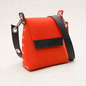 Feutre crossbody sac à main pour les femmes, petit sac à main en laine feutre avec sangle crossbody en cuir pour elle en orange