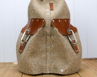 Mochila de fieltro industrial: mochila de lana remachada con detalles de cuero