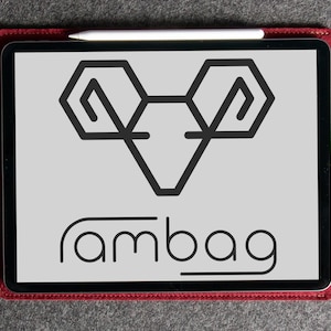 Puede incluir: Una tableta con un gr&aacute;fico de carnero negro y la palabra "rambag" en una fuente redondeada. La tableta est&aacute; en una funda roja y un l&aacute;piz &oacute;ptico blanco descansa encima. El fondo es una superficie gris texturizada.