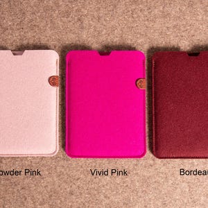 Funda para iPad de fieltro de lana, compatible con todos los tamaños y teclados, con soporte de cuero para lápiz, hecha a mano. imagen 13