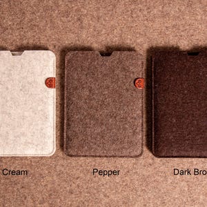Funda para iPad de fieltro de lana, compatible con todos los tamaños y teclados, con soporte de cuero para lápiz, hecha a mano. imagen 15