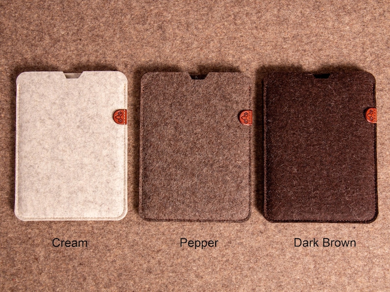 Funda para iPad de fieltro de lana, compatible con todos los tamaños y teclados, con soporte de cuero para lápiz, hecha a mano. imagen 15