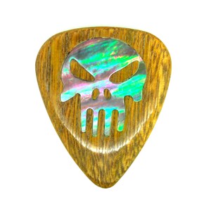 Könnte beinhalten: Ein Gitarrenplektrum aus Holz mit einem Totenkopf-Design. Das Plektrum hat eine hellbraune Maserung. Der Totenkopf besteht aus schillerndem Material mit Grün-, Blau- und Lilatönen. Das Plektrum ist etwa 2,5 cm lang.