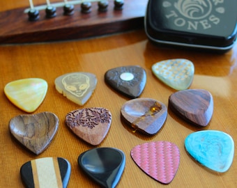 12 Acoustic Guitar Picks in a Gift Tin