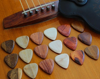 18 plettri per chitarra acustica con toni di legno esotici in un portafoglio di pelle - I plettri possono essere personalizzati con il tuo messaggio personale