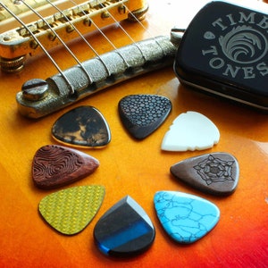 Electric Timber Tones Gitarren-Picks in einer Geschenkdose | Elegantes Gitarrenzubehör 8 Luxus Gitarren Plektren Geschenk für Gitarrenliebhaber