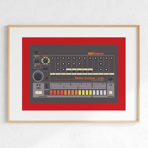 Op de afbeelding: Een vintage Roland TR-808 Rhythm Composer drummachine met een rode achtergrond. De machine heeft een grijs lichaam met oranje knoppen en knoppen.