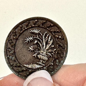 Victoriaanse fotoknop: tinnen urn, Japanse achterkant, antiek metaal