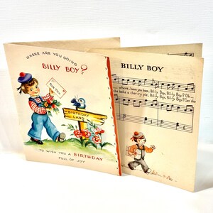 Pode incluir: Cartão de aniversário vintage com uma ilustração de desenho animado de um menino e o texto "Para onde vais, Billy Boy?" e "Para lhe desejar um feliz aniversário." O cartão também apresenta notação musical e as palavras "Billy Boy."