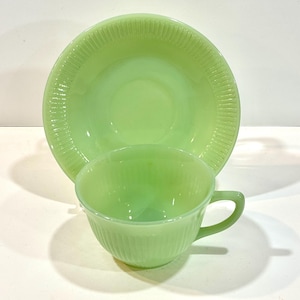Vintage Fire King, Tasse und Untertasse, Jadeit Jane Ray, Depression Glas, hergestellt in den USA, Anchor Hocking, Mitte des Jahrhunderts 1940er Jahre, Bauernhaus Küche
