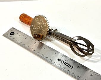 Vintage 1930s Egg Whisk: Handheld Kitchen Mixer, Farmhouse Decor