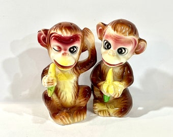 MONKEY SALT and PEPPER Shaker, Holding Bananas, Winking Monkey, Mid Century 1950s, Etiquetas de productos de calidad, Hecho en Japón