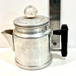 Cuisine vintage, 2 tasses, pot en aluminium, percolateur, manche en bois, bouton en verre, cafetière, plaque de cuisson, milieu des années 1950, ustensile de camping