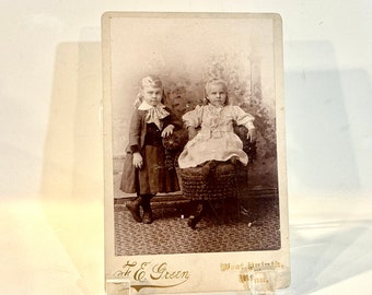 Fotografia in stile cabinet delle "Suore Vittoriane": foto seppia del XIX secolo, West Duluth, Minnesota.