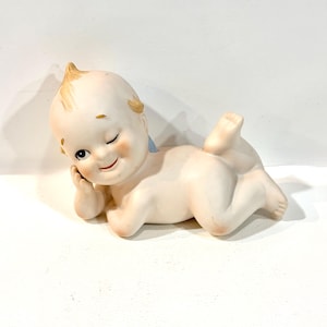 Vintage Kewpie, Lefton Winking Piano Baby, figurka lalka, KW228N Bisque figurka, uśmiechnięte mrugnięcie, połowa wieku 1950, Japonia, 5 cali
