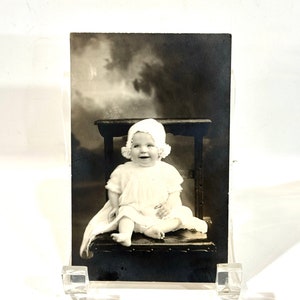 Carte postale ancienne, bébé souriant, bonnet et robe, époque 1910, bébé aux pieds nus, papier cartonné épais, photographie de domaine, objet de collection vintage