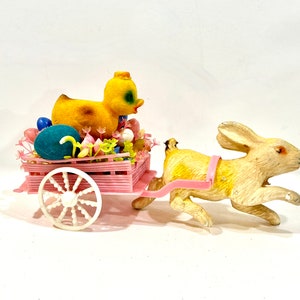 Stary wielkanocny wózek, flokowany królik, pisanki. Plastikowy element centralny, flokowany żółty kurczak, wystrój pokoju dziecięcego, wiosna w połowie wieku, baby shower