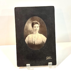 Ancienne photo de meuble, édouardienne des années 1910, noir et blanc, portrait de femme, cadre pour papier cartonné, photo de collection,