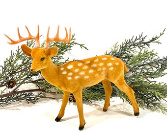 Figurine de cerf vintage des années 1960, mâle tacheté, renne floqué, milieu du siècle, animaux de la forêt, cerf pelucheux, décoration de cabine, fabriqué à Hong Kong