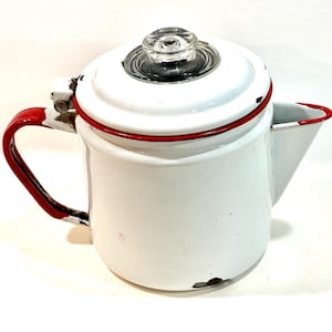 Cafetière à percolation vintage en émail, bordure blanche et rouge, bouton en verre.