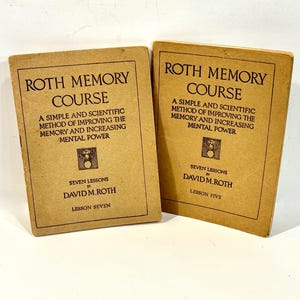 Op de afbeelding: Twee vintage boeken getiteld "Roth Memory Course" met zwarte tekst op een bruine omslag. De boeken beloven een eenvoudige en wetenschappelijke methode om het geheugen en de mentale kracht te verbeteren. Eén boek is gelabeld "Les zeven" en de andere "Les vijf".