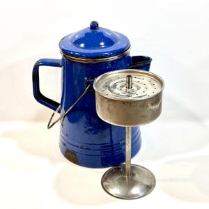 Vintage blauw geëmailleerde koffiepot. Gespikkeld emailwerk, Boerderijkeuken, jaren 40, Made in USA, kampvuurpot, midden eeuw, compleet met filter