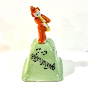 Puede incluir: Juego de tres tazas de cerámica con acabado mate moteado. Las tazas son de color crema, gris claro y gris oscuro. Cada taza tiene un diseño simple y minimalista.