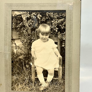 Tarjeta de gabinete antigua, bebé victoriano, vestido sencillo, foto sepia del siglo XIX, enmarcada en cartulina, fotografía de la herencia, objeto de colección vintage.