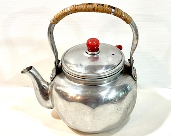 Vintage Teekanne, Brühkorb, mit Weide eingewickelter Griff, 2-Tassen-Teekanne, hergestellt in Japan, Aluminium,