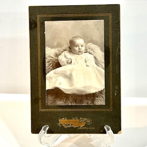 Carte de placard ancienne, bébé victorien, robe de baptême, photo sépia des années 1800, papier cartonné épais, photographie de domaine, objet de collection vintage