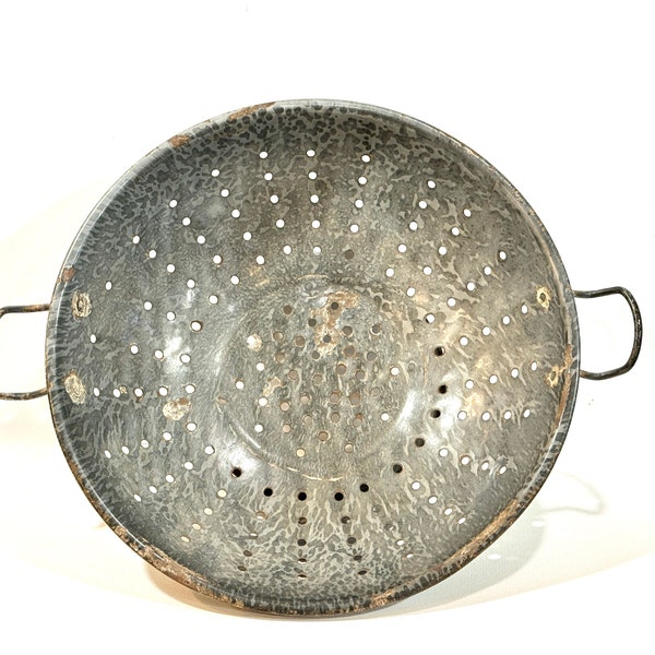 Vintage Kitchen, Graniteware Colander, Gray Strainer, Mid Century 1940s,  Farmhouse Decor, Rustic  Primitive Kitchen, mid century 1940s